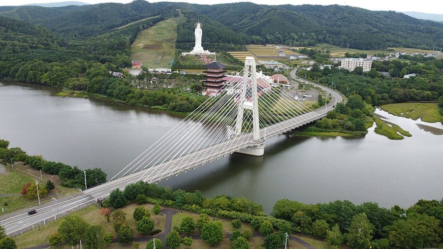 空知川に架かる橋と北海道大観音