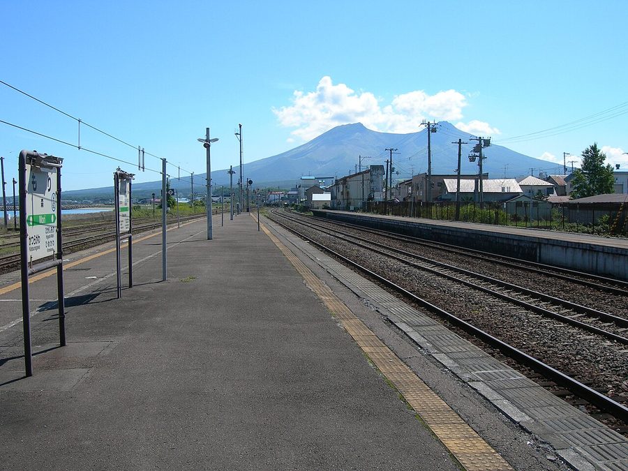 森駅のホームから望む北海道駒ヶ岳