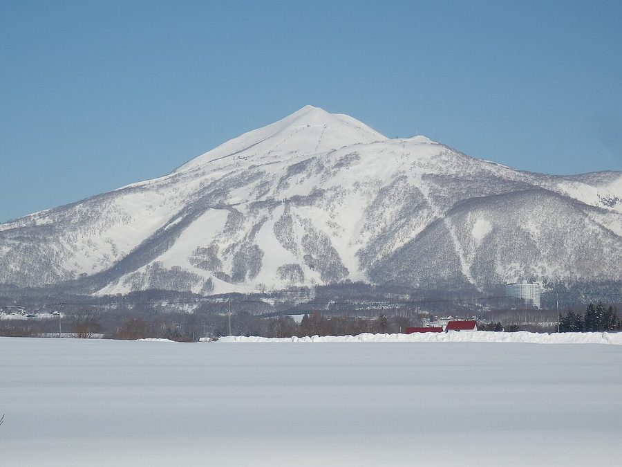 ニセコアンヌプリとニセコビレッジスキーリゾートの遠景