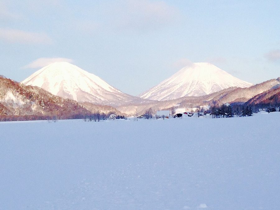 尻別岳(左)と羊蹄山(右)