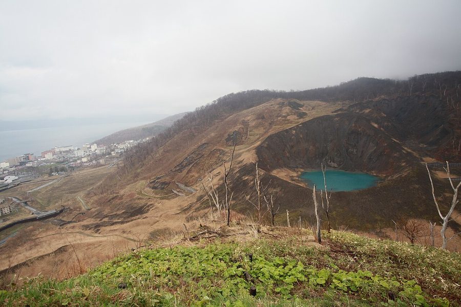 有珠山の金毘羅山噴火口と、山麓に広がる洞爺湖温泉街