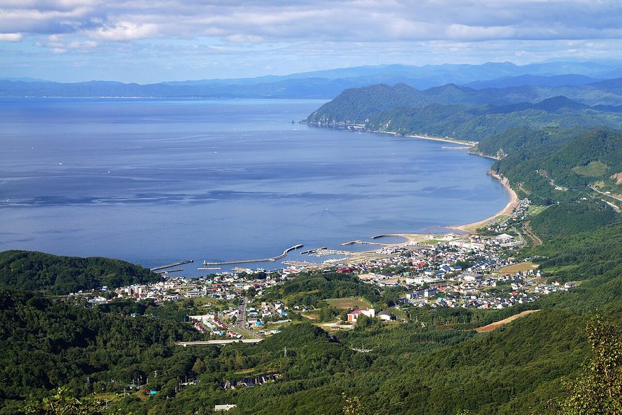 内浦湾（噴火湾）沿いに広がる豊浦町の市街地と港
