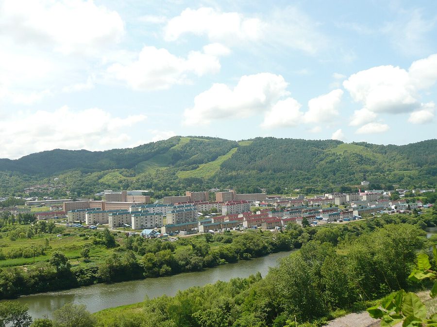 空知川沿いに広がる市街地