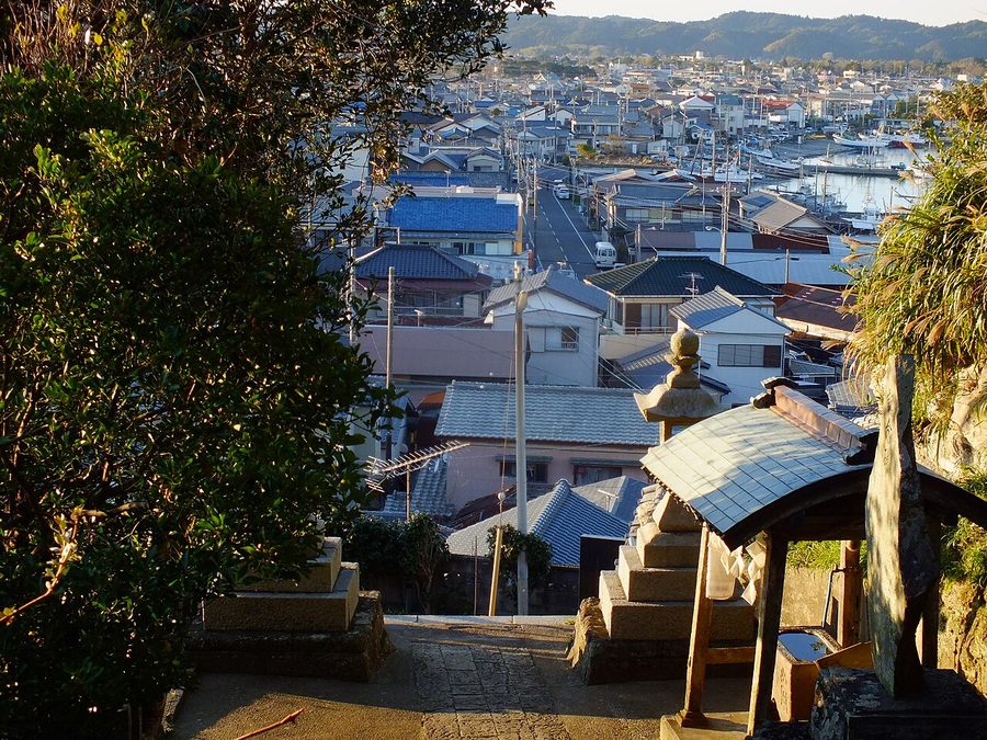 大原漁港とその周辺の家並み