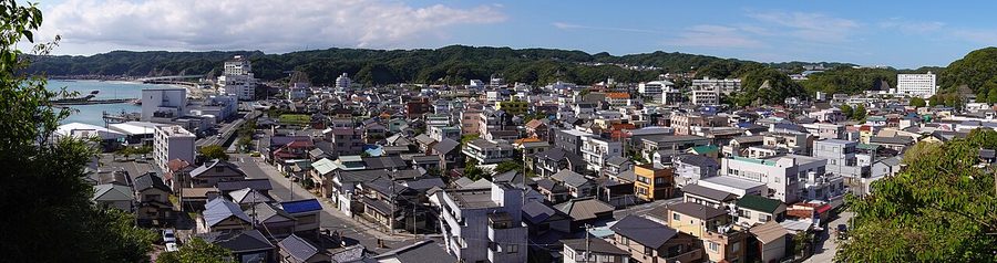 遠見岬神社の高台から見た勝浦市街と港