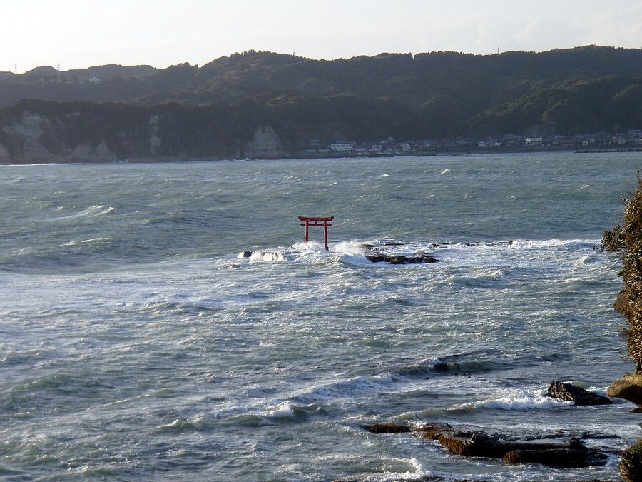 八幡岬沖の岩礁に立つ朱色の鳥居