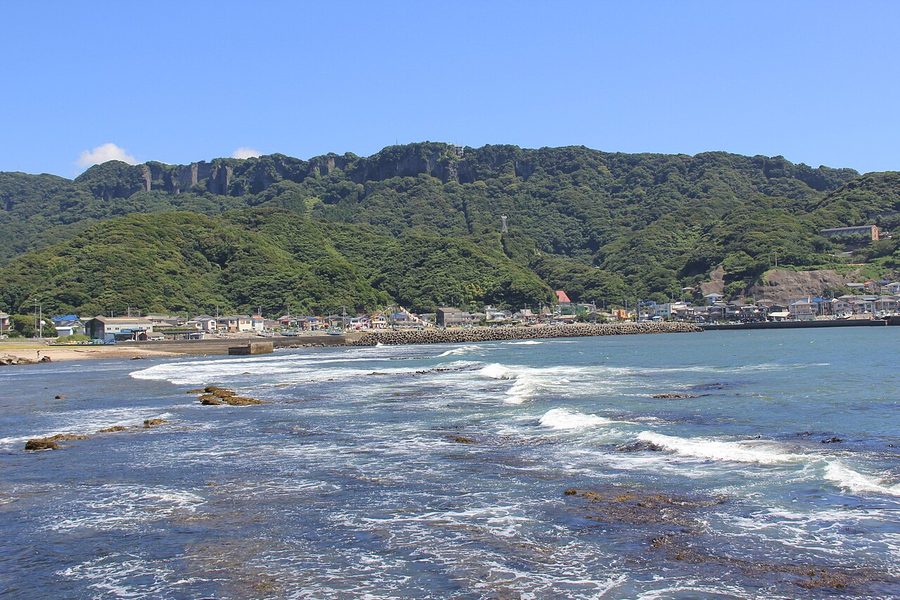 金谷の海から望む鋸山