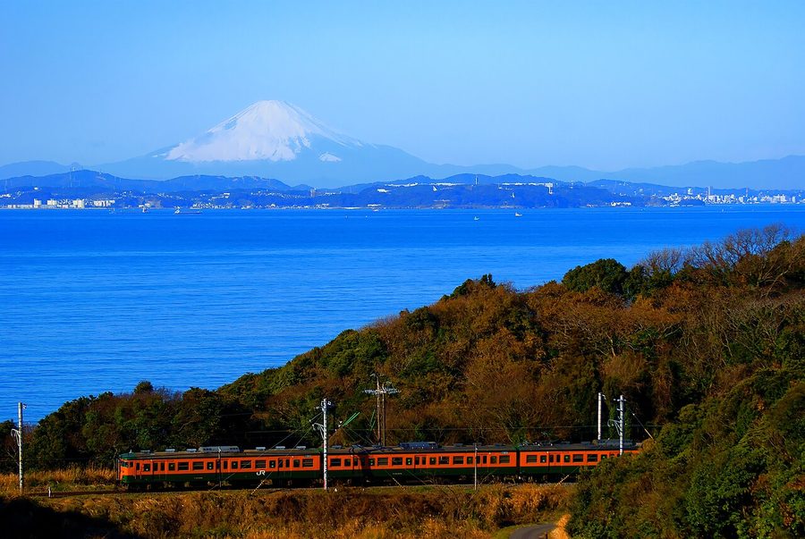 内房の海越しに望む富士山