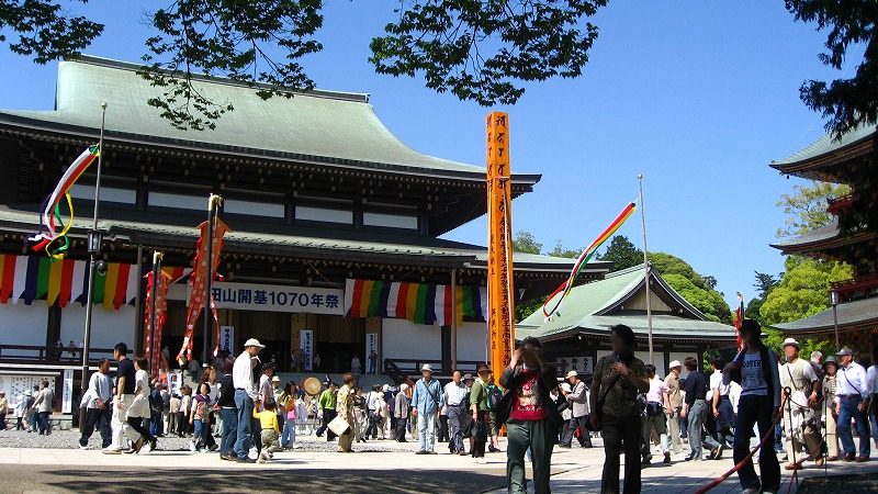 成田山新勝寺の本堂前