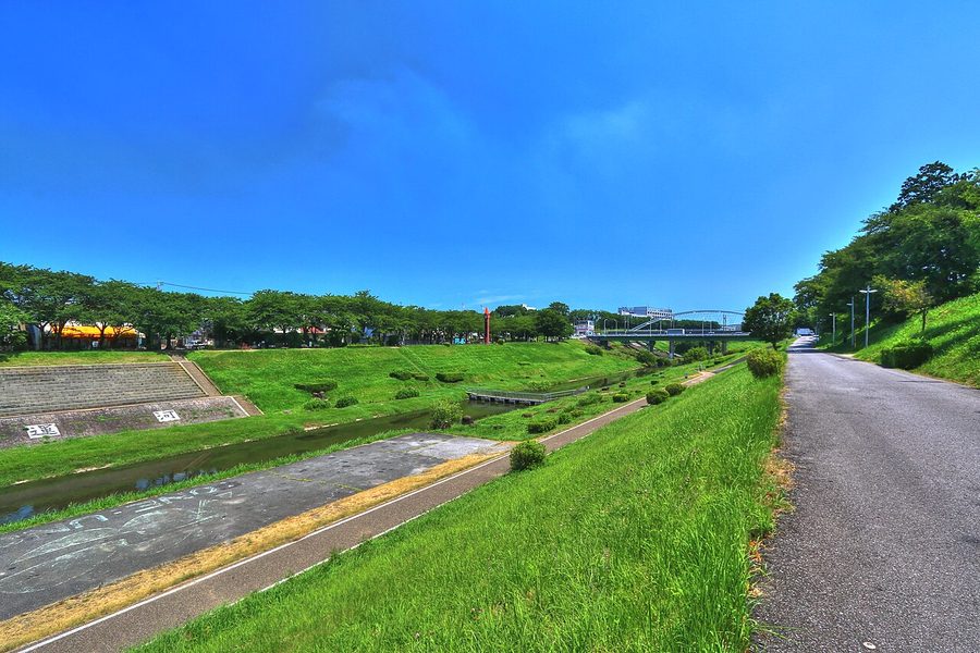 利根運河沿いの遊歩道と橋