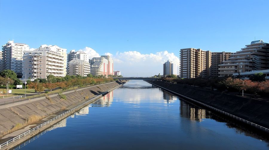 境川と高層マンション群
