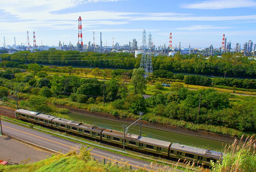 内房線の電車と京葉工業地帯