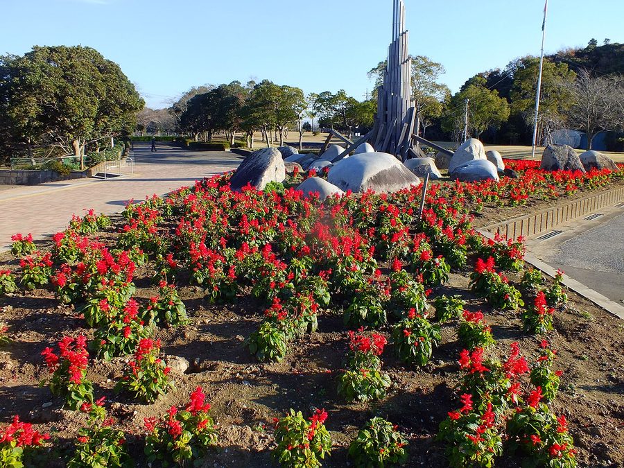 袖ケ浦公園の花壇とモニュメント