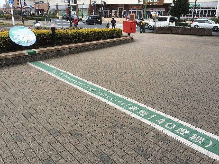 新鎌ヶ谷駅前広場にある東経140度線の標識