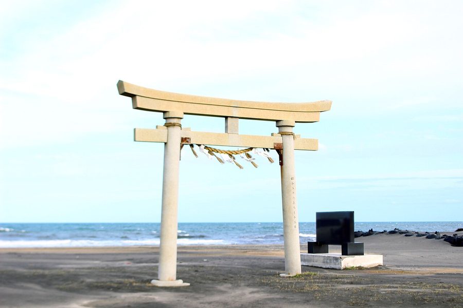 釣ヶ崎海岸の鳥居