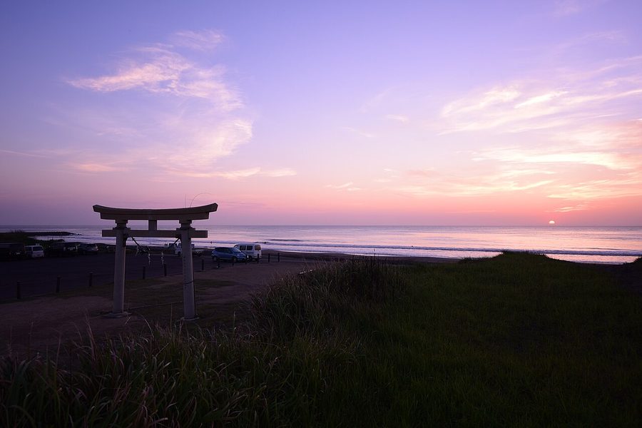 釣ヶ崎海岸の鳥居と夕景