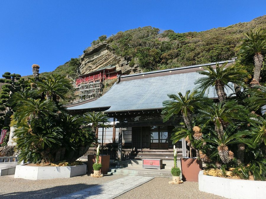 大福寺の本堂と、崖の中腹に張り出すように建てられた朱塗りの観音堂