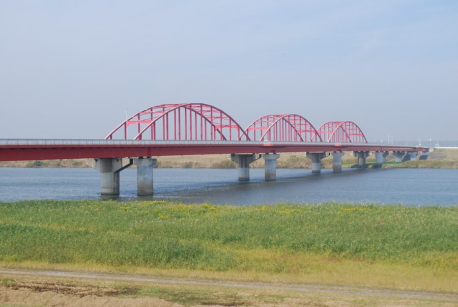 神崎大橋と利根川