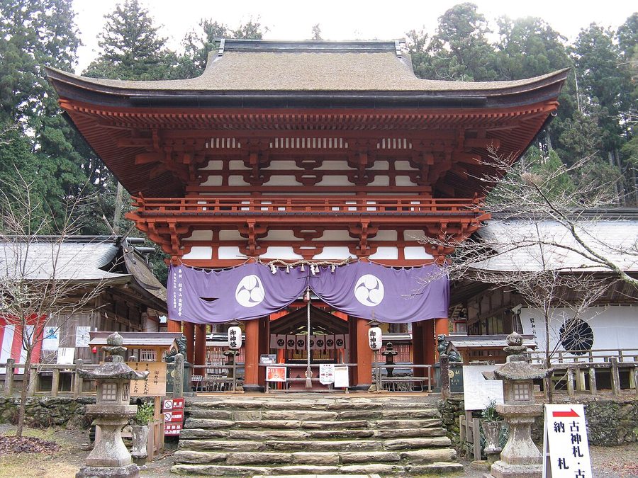 丹生都比売神社の楼門です
