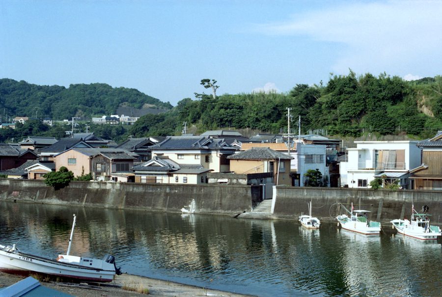 川沿いに漁船が係留された印南町内の集落の風景