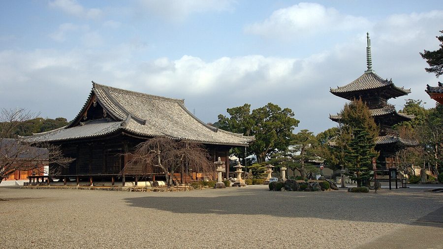 道成寺の境内