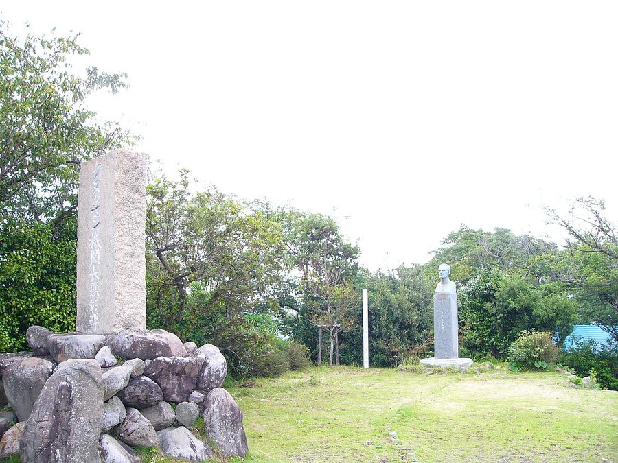 クヌッセン機関長顕彰碑