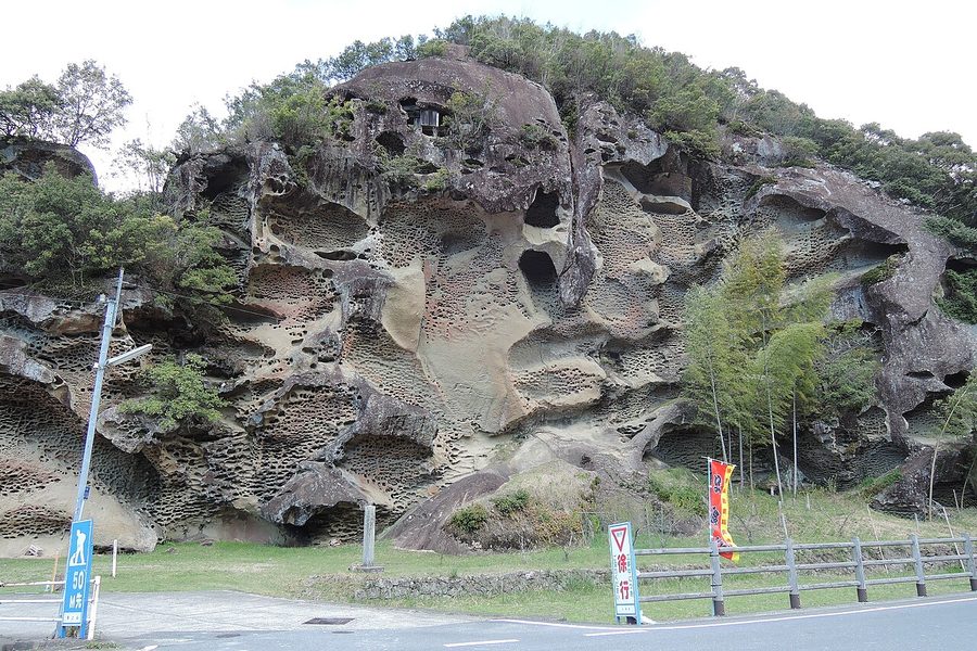 高池の虫喰岩