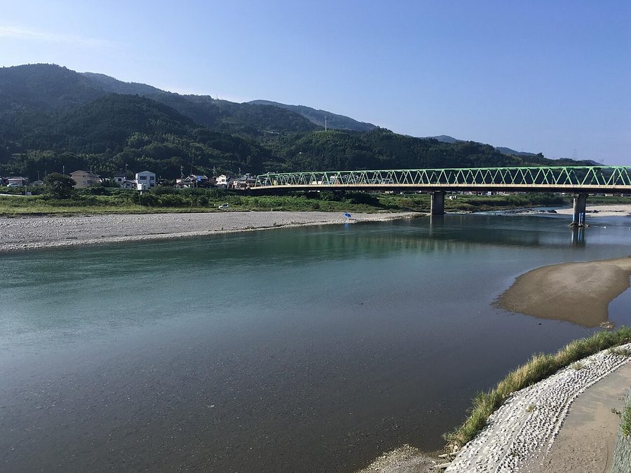 紀ノ川に架かる橋と川沿いの家並み