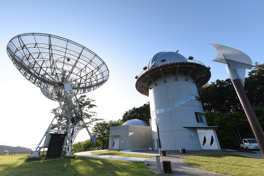 みさと天文台の8ｍ電波望遠鏡と星の塔（プラネタリウム棟）