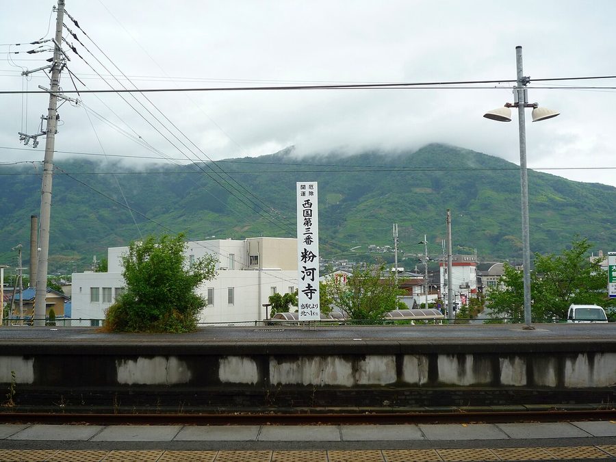 粉河駅のホームから望む龍門山