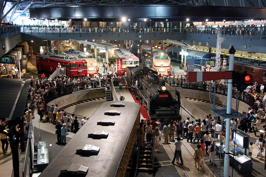鉄道博物館の車両展示スペース