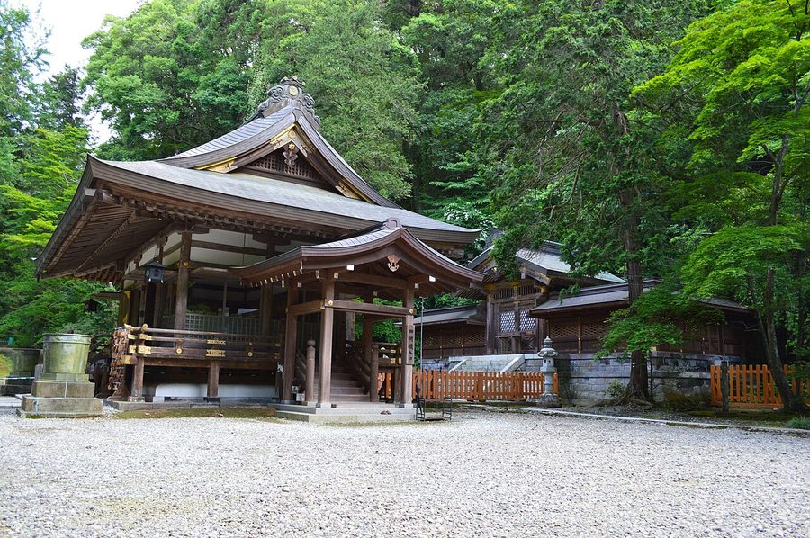 金鑚神社の境内