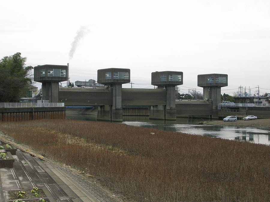大落古利根川に架かる古利根堰