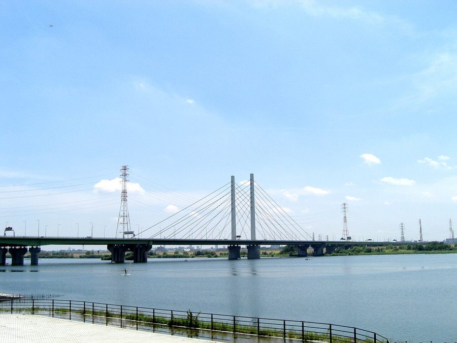 彩湖にかかる幸魂大橋