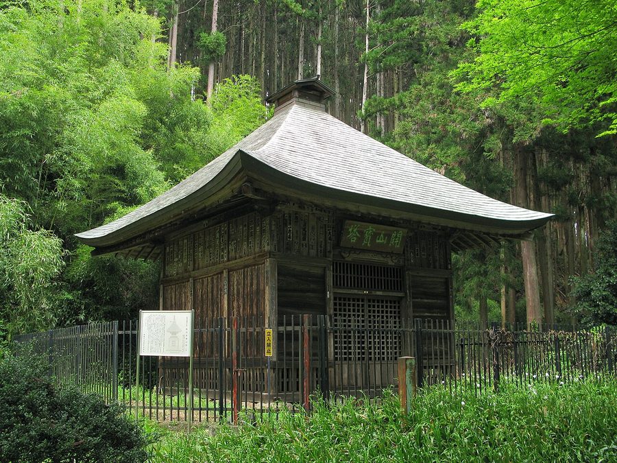 慈光寺の開山塔（覆屋）