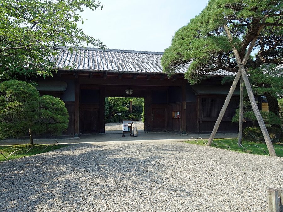 遠山記念館の入口門