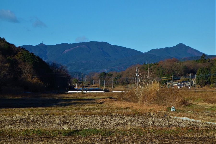 堂平山と笠山を鳩山町内から望んだ風景