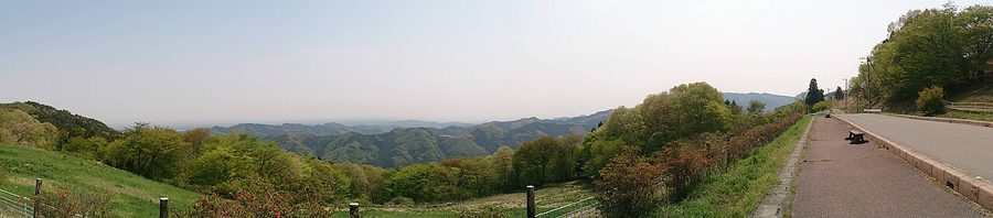 秩父高原牧場の入口付近から見た高原の風景