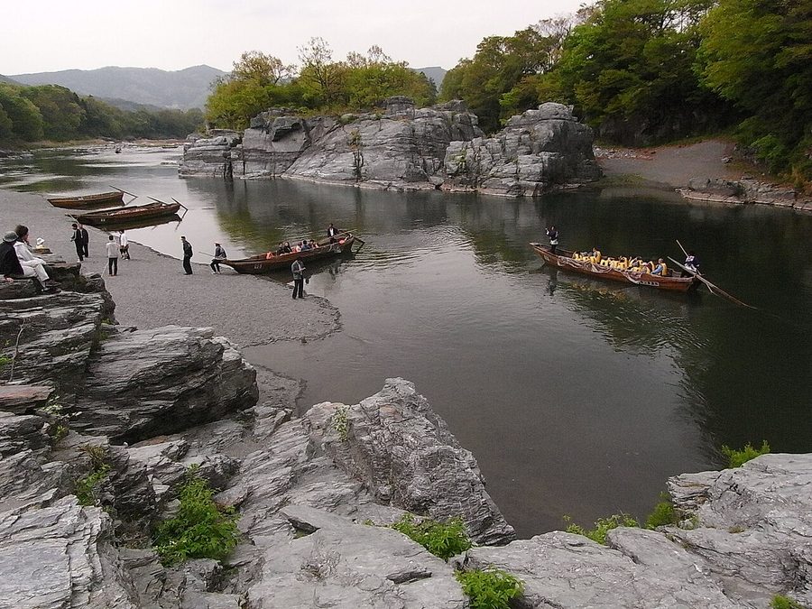 岩畳と荒川の川下り舟
