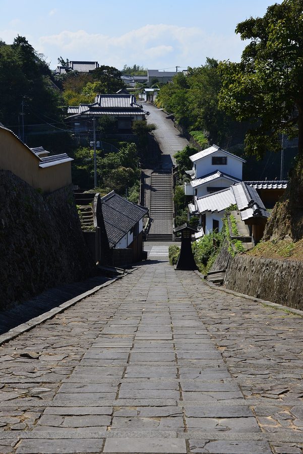 酢屋の坂から塩屋の坂を望む