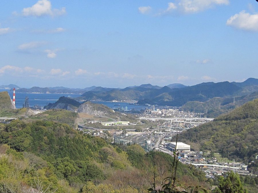 山の上から見下ろす津久見市の中心市街地と津久見湾