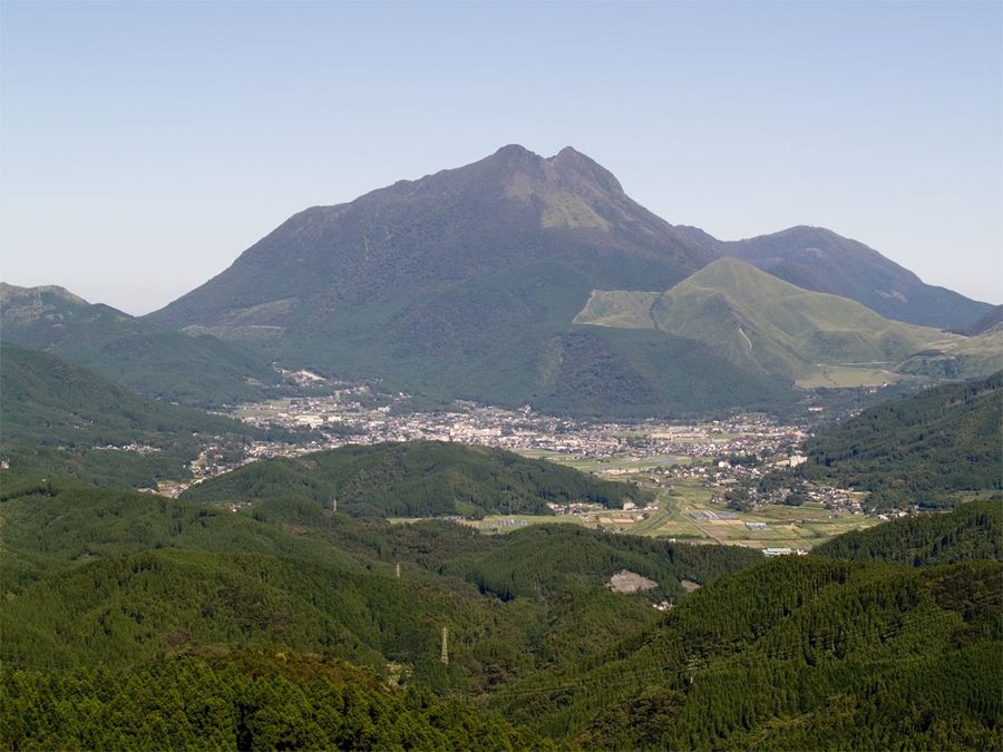 由布岳と、山あいに広がる湯布院盆地の由布市街