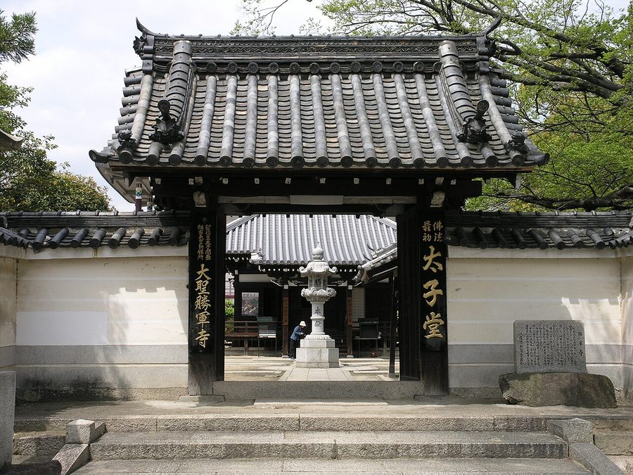 大聖勝軍寺の太子堂前の門