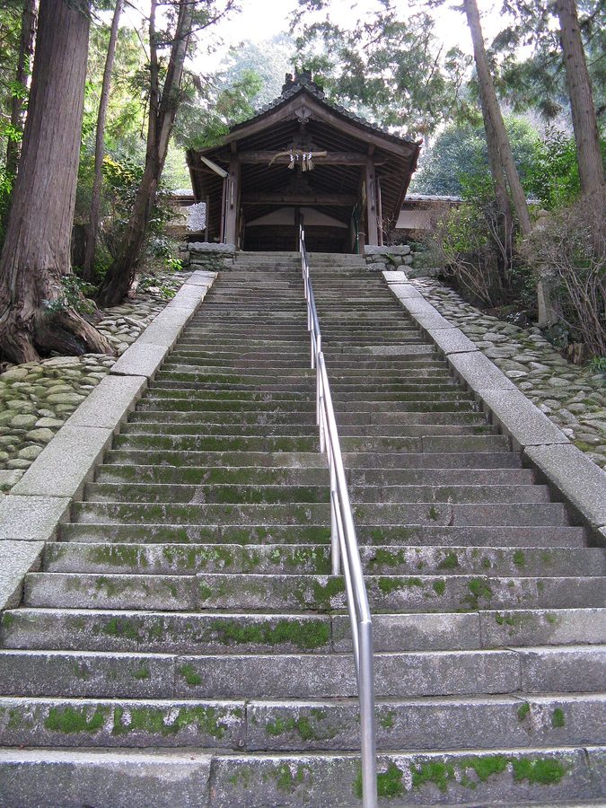 建水分神社へ続く参道の石段