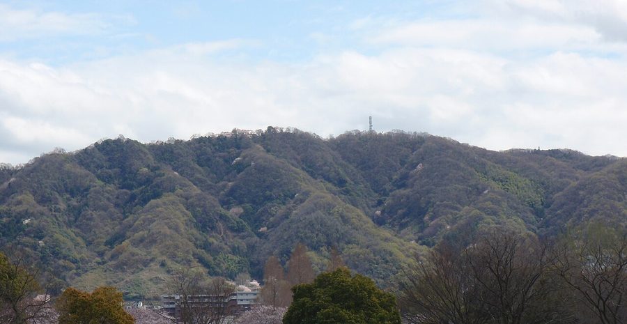 生駒山地にそびえる飯盛山