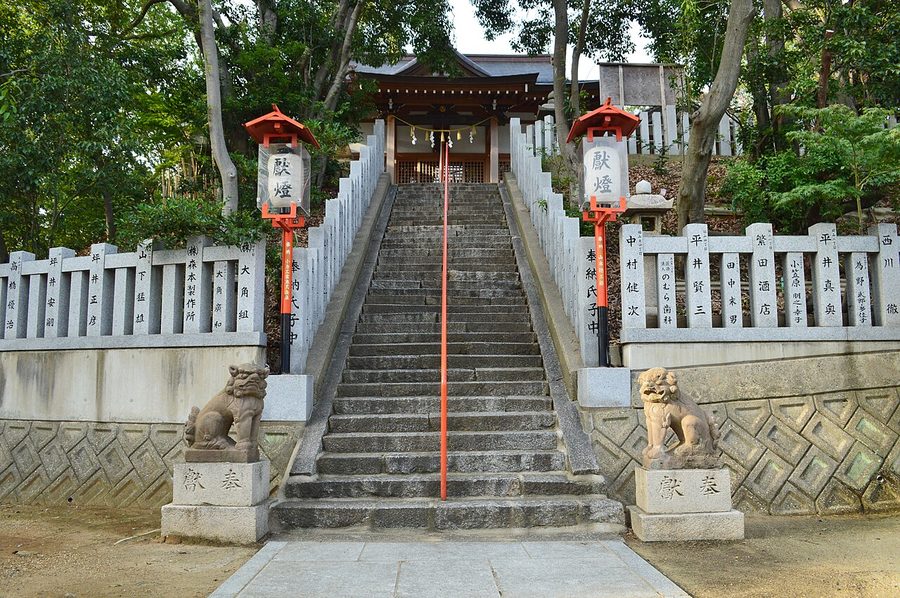 忍陵神社の参道