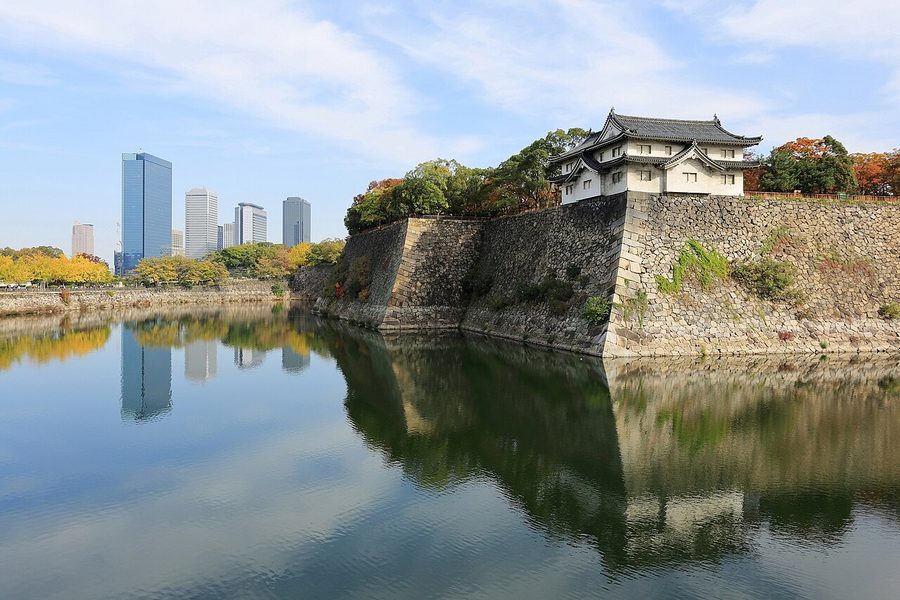 大阪城の乾櫓と外堀