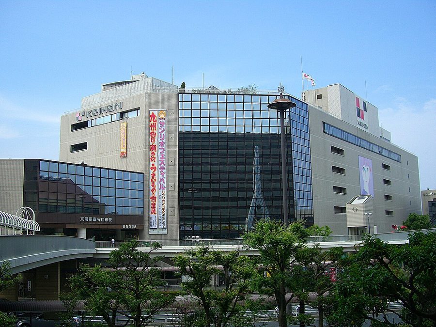 京阪百貨店守口店と京阪電鉄守口市駅東口