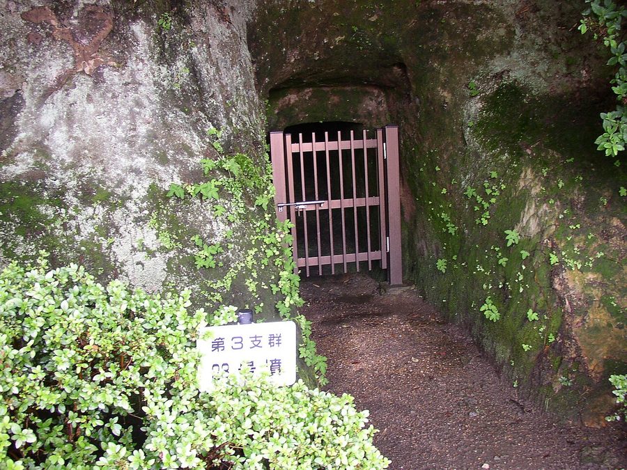 高井田横穴群の横穴墓の一つ