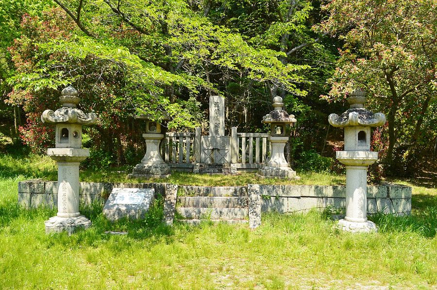 通法寺跡に残る源頼義の墓